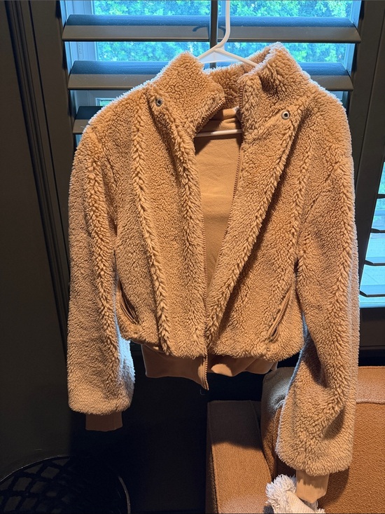 ALO Yoga Jackets & Blazers - Alo Women’s Faux-Sherpa Zip Jacket - Camel